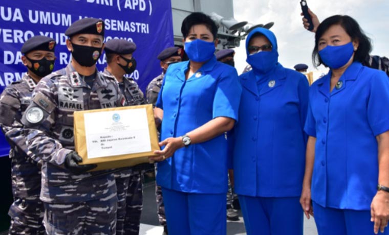 Ketua Umum Jalasenastri Ny. Vero Yudo Margono, didampingi Ketua Daerah Jalasenastri Armada II (KDJA II) Ny. Ria Sudihartawan saat menyerahkan bantuan APD.