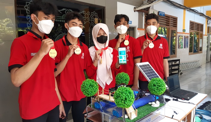 INOVATIF: Lima siswa Smamda Sidoarjo menunjukkan hasil karyanya dan medali emas WICE 2021, Kamis (28/10/2021). foto: MUSTAIN/ BANGSAONLINE