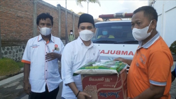 Usai Ojol dan Pedagang Kaki Lima, Gus Bara Beri Sembako dan Uang pada 301 Nakes di Mojokerto 