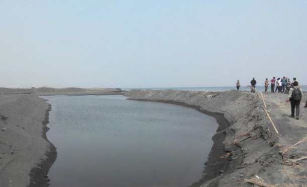 Pesisir pantai di Desa Selok Awar-awar yang rusak usai ditambang. foto: bbc