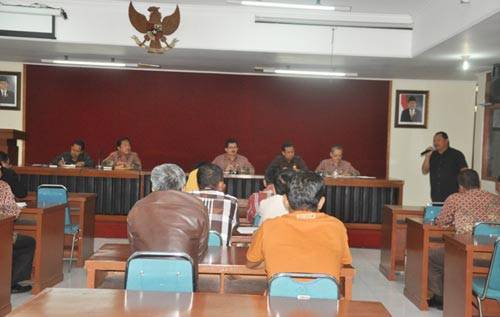 S. Bintoro meminta pada Pemkab dan Polres Magetan agar memberikan toleransi pada pengusaha yang sudah dalam  proses mengurus ijin penambangan. (foto: nanang ari/BANGSAONLINE)