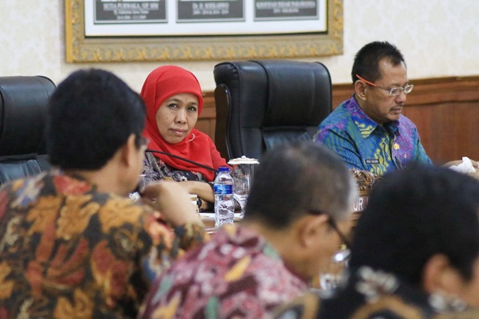 Gubernur Jatim, Khofifah Indar Parawansa saat memimpin rapat terbatas terkait pendidikan di Gedung Negara Grahadi Surabaya. foto : ist