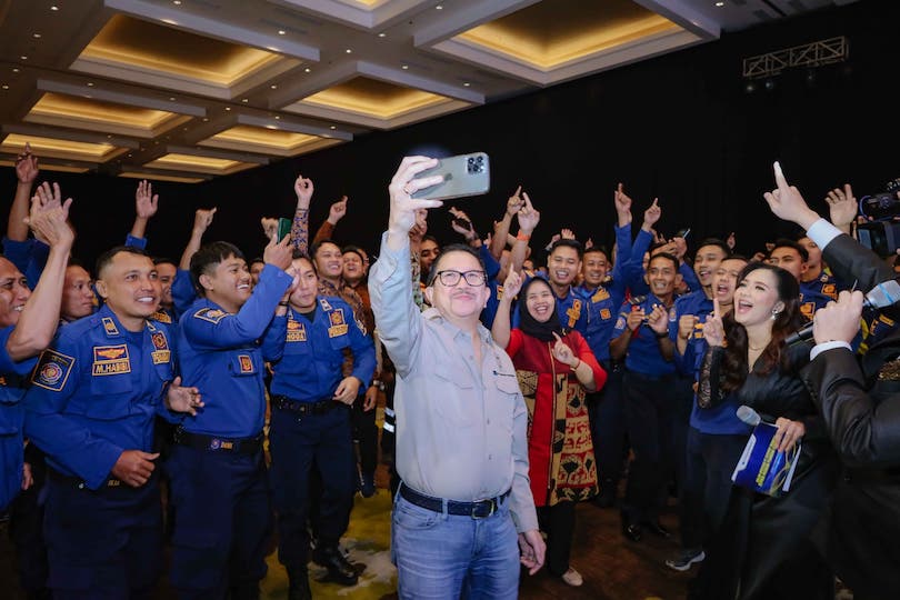 Presiden Direktur PTFI, Tony Wenas berfoto bersama pasukan pemadam kebakaran. FOTO: ist.