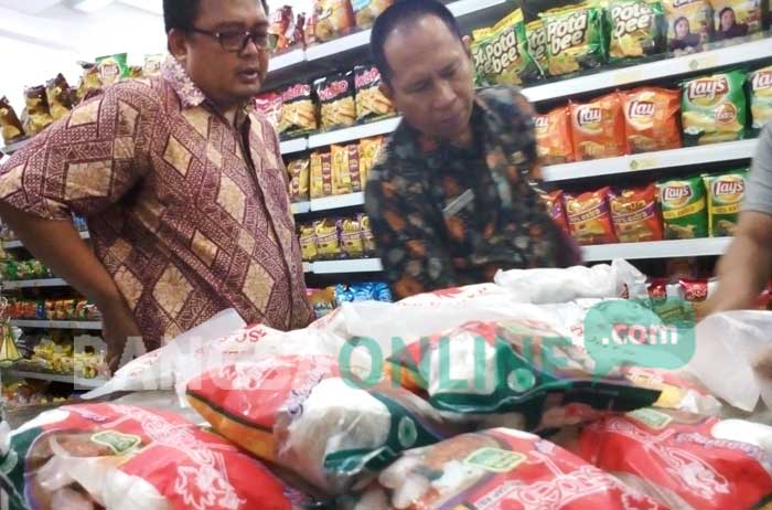 Petugas saat melakukan sidak mamin di sejumlah minimarket di Jombang, Senin (19/6/2017).
foto: ROMZA/ BANGSAONLINE