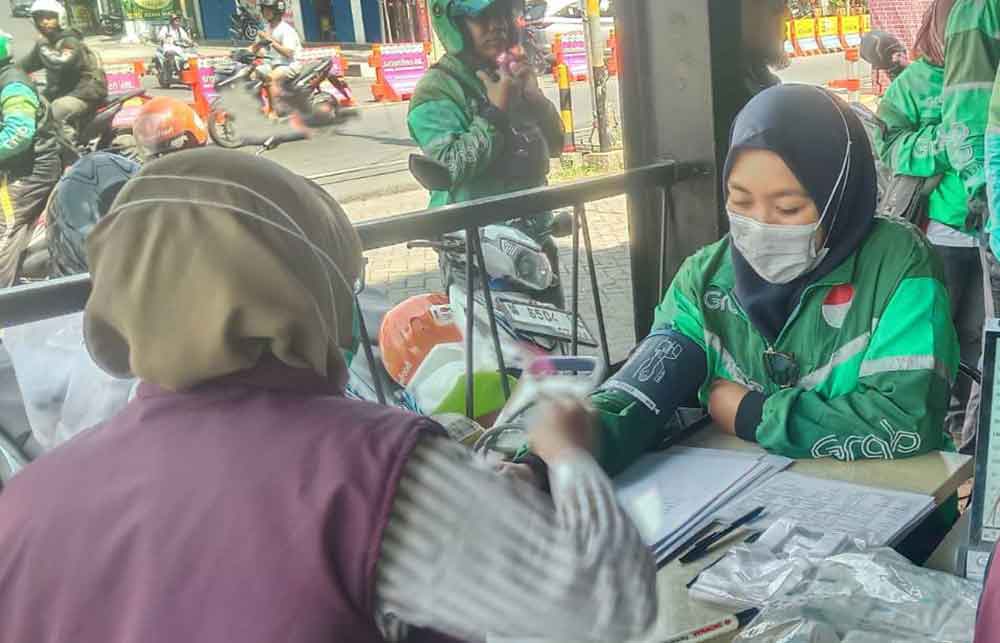 Salah satu driver ojol perempuan saat mengikuti pemeriksaan kesehatan gratis yang digelar Dinkes Batu.