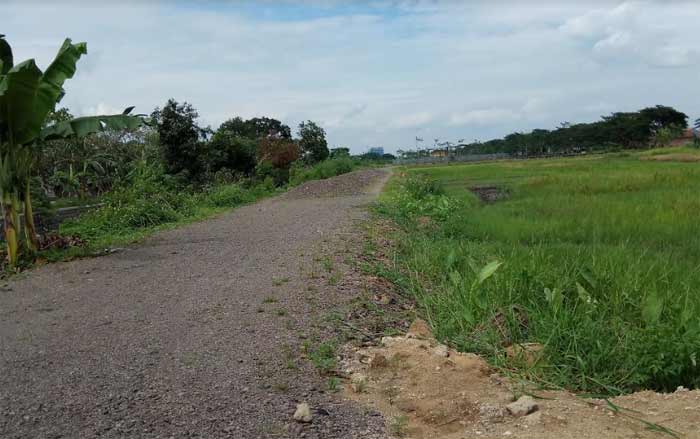 Tertutup, jalan LC Meri-Jayanegara sepanjang 800 meter yang tak mendapat jatah aspal akibat perubahan perencanaan.  Proyek ini diharapkan tuntas tahun 2019 mendatang. foto: YUDI EP/ BANGSAONLINE