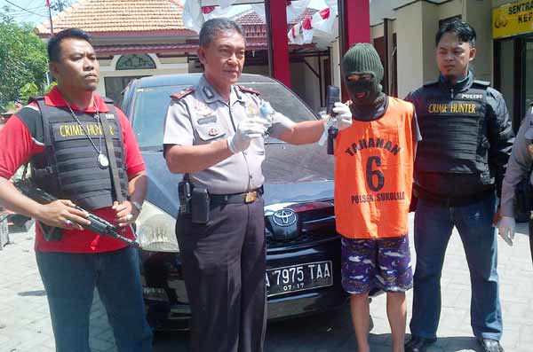 Kapolsek tujukkan kunci asli yang dipergunakan untuk mencuri mobil. foto: rusmiyanto/BANGSAONLINE