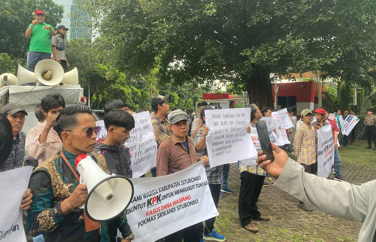 Amaki Situbondo saat demo di KPK.