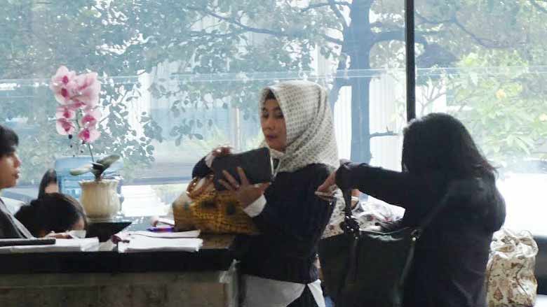 DIPERIKSA: Bupati Kendal periode 2010-2015 Widia Kandi Susanti di lobby Gedung KPK, Rabu (17/2) lalu. foto detik.com
