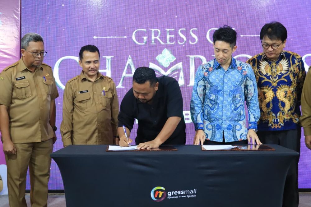 Bupati Gresik Fandi Akhmad Yani (tiga dari kiri) saat teken MoU dengan Sprix Inc Jepang. Foto: Ist.