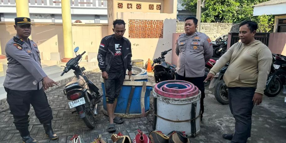Barang bukti yang diamankan Polsek Brondong usai penggrebekan lokasi jud sabung ayam