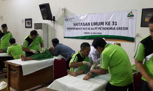 Tim medis RS Petrokimia ketika mengkhitan anak-anak. foto: SYUHUD/ BANGSAONLINE