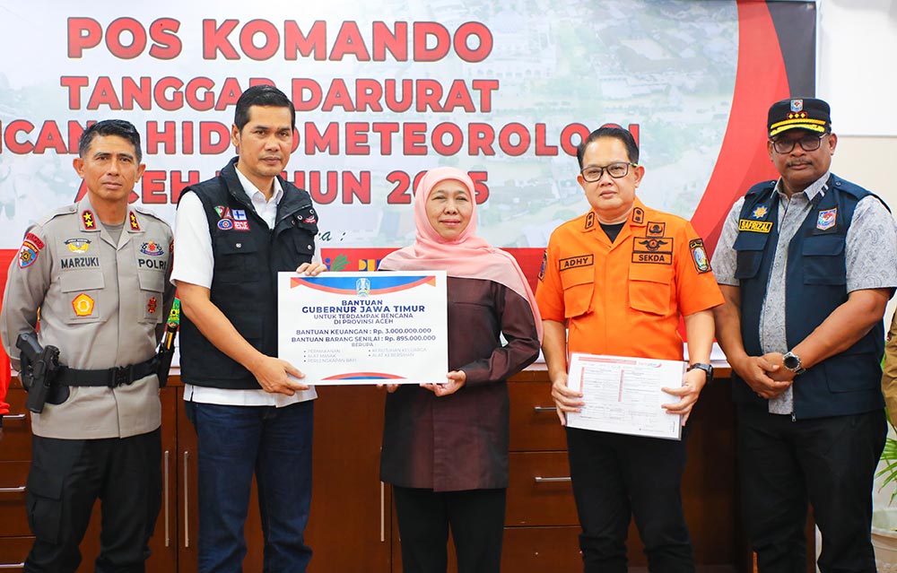 Gubernur Jawa Timur, Khofifah Indar Parawansa, saat menyerahkan bantuan secara simbolis pada Sekretaris Daerah Provinsi Aceh M. Nasir di Posko Tanggap Darurat Bencana Hidrometeorologi Provinsi Aceh.