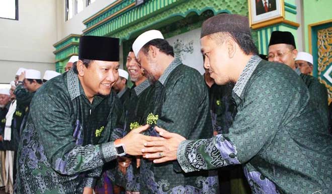 Bupati Pasuruan HM Irsyad Yusuf menyalami dan mengucapkan selamat kepada para pengurus NU Kabupaten Pasuruan yang baru dilantik.