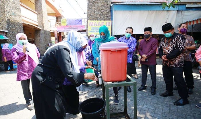 Peringati Hari Mencuci Tangan Sedunia, Ketua TP PKK Kota Kediri Kampanye ke Pasar