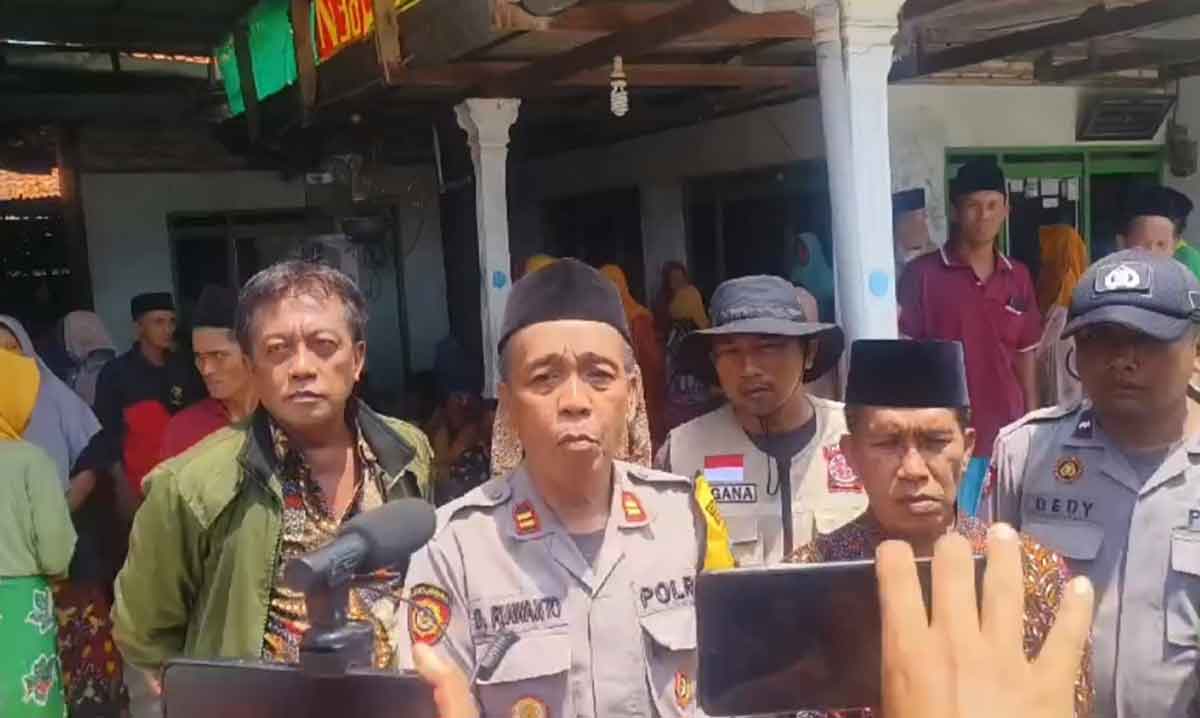 Kapolsek Pademawu Iptu D. Riawanto saat memberi keterangan terkait tewasnya lima orang sekeluarga di dalam sumur.