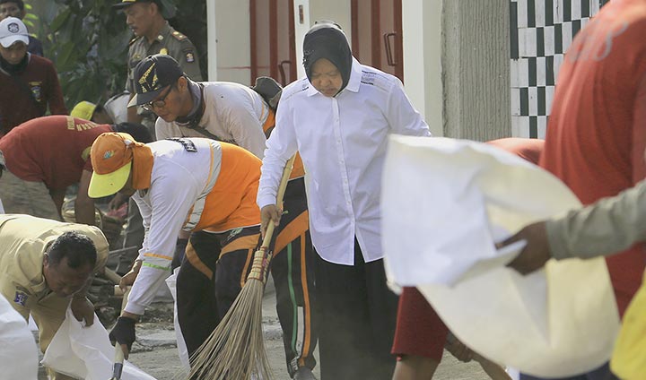 Wali Kota Risma bersama jajarannya melakukan kerja bakti di kawasan Jalan Pandegiling Surabaya, Senin (27/1/2020) pagi.