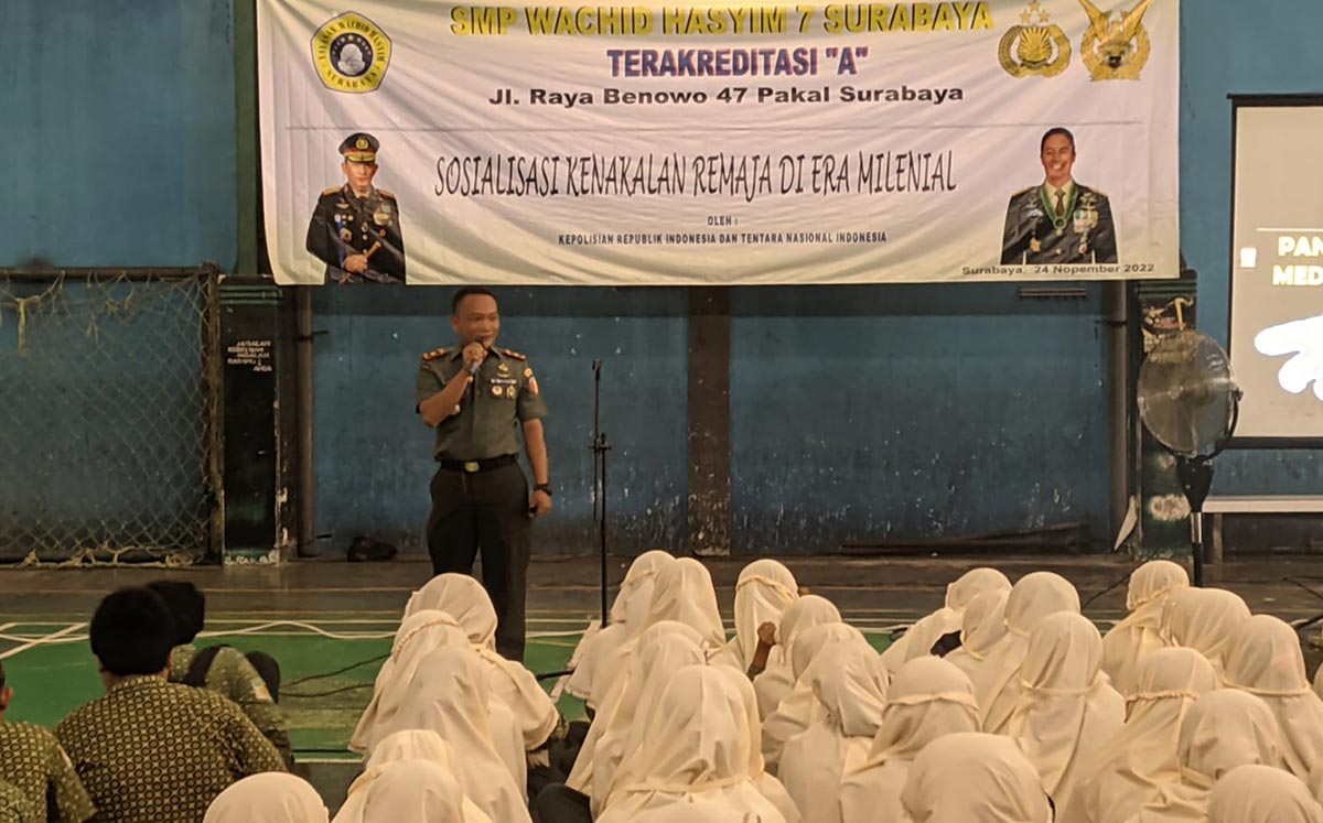 Danramil Benowo Mayor Inf. Agung Prasetyo Budi saat memberikan edukasi tentang bijak bermedsos dihadapan siswa dan siswi SMP Wachid Hasyim 7 di GOR ME.