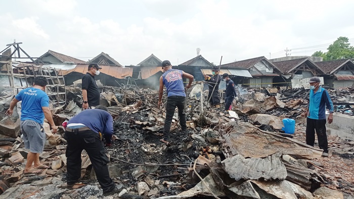 Tim Labfor Polda Jatim saat melakukan olah TKP di bekas kebakaran Pasar Ngadiluwih, Kabupaten Kediri. foto: ist.