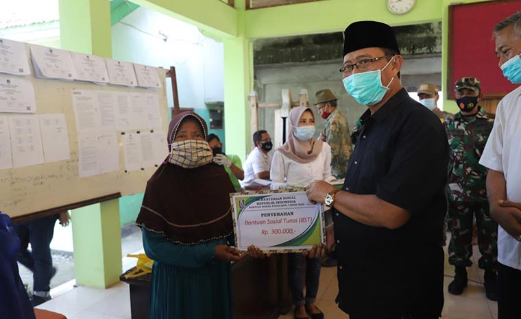 Bupati Tuban, H. Fathul Huda menyerahkan BST Covid-19 secara simbolis.