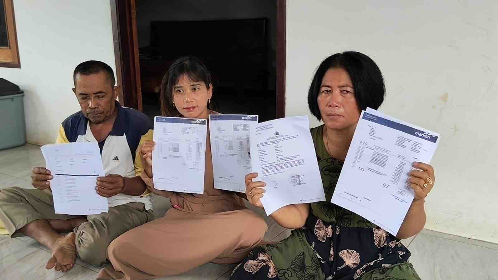  Yunanik (kanan) bersama adik dan suami saat menunjukkan bukti rekening koran dan laporan ke Polda Jatim. Foto: SUWANDI/ BANGSAONLINE