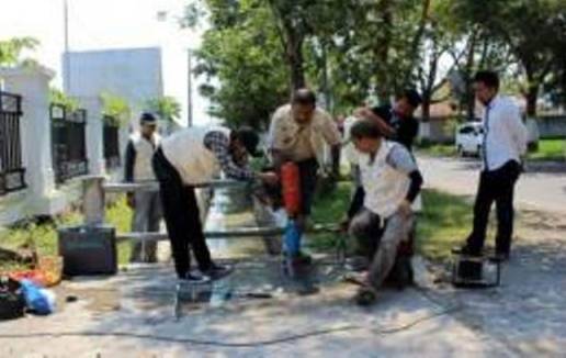 CEK – Tim Ahli Unibraw tengah memeriksa bangunan gedung KPU Nganjuk, yang diduga terjadi korupsi. Foto: soewandito/BANGSAONLINE