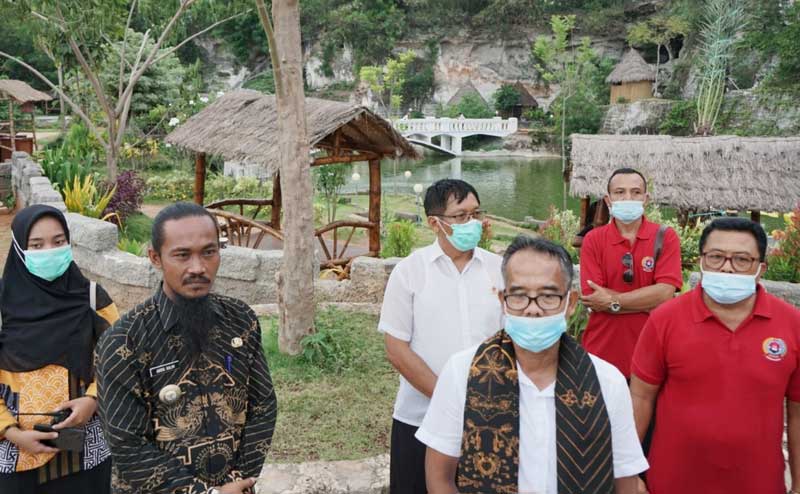 Kades Sekapuk Abdul Halim (kiri) saat mendampingi kunjungan rombongan Pemkab Gianyar, Bali, di Wisata Setigi. foto: ist.