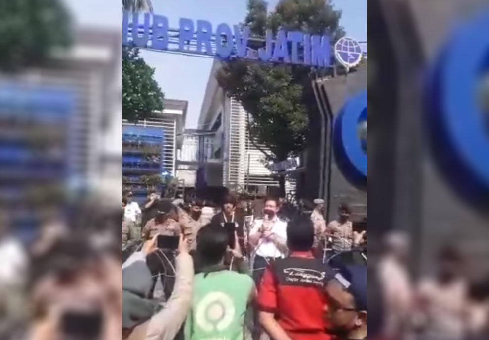 Demo Ojek Online di Depan Kantor Dinas Perhubungan Provinsi Jawa Timur.