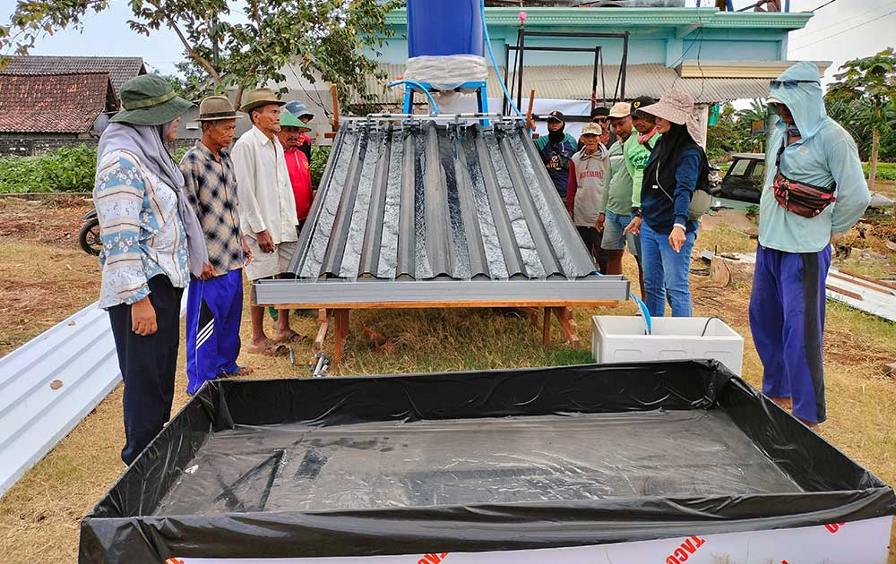 Tim Pengabdian Masyarakat Kampus Unirow saat mengenalkan alat evaporator "CEPEK" kepada petani garam di Desa Pliwetan, Kecamatan Palang.