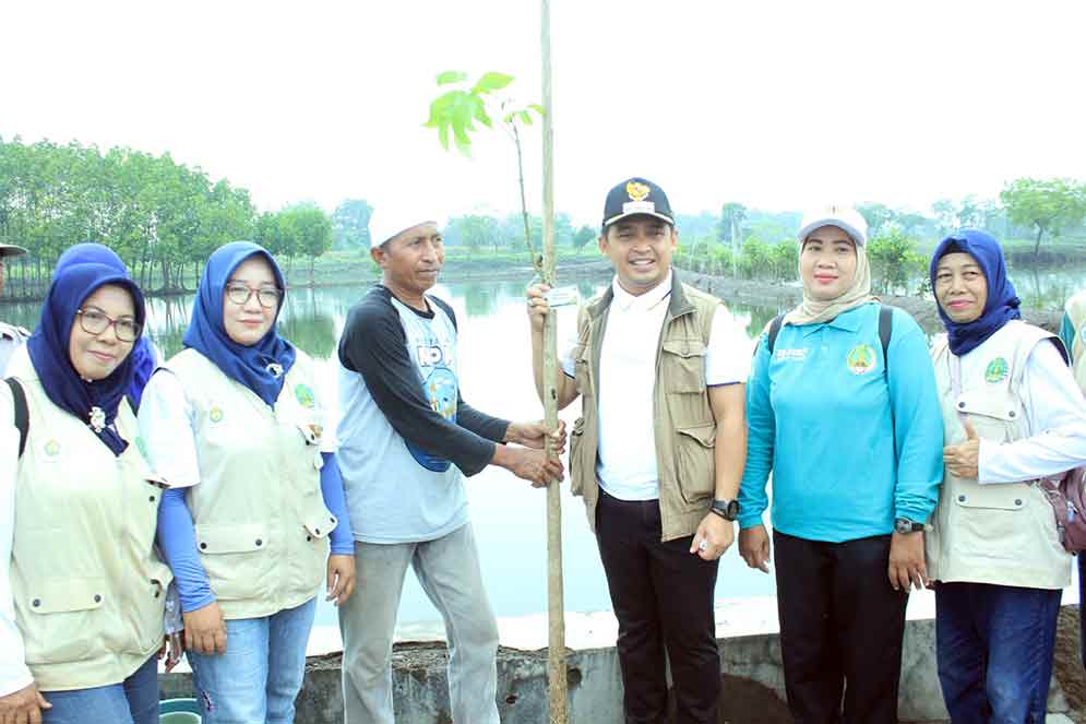 Wali Kota Pasuruan, Adi Wibowo saat menghadiri acara penanam pohon di Desa Ngaglik. (Ist)