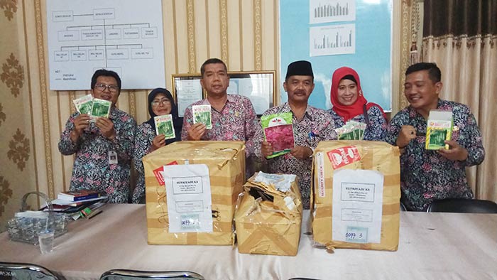 Kadispendik Amin Wakhid (paling kanan) menyerahkan bantuan bibit unggul ke Kepala Sekolah. Foto: YUDI EP/BANGSAONLINE