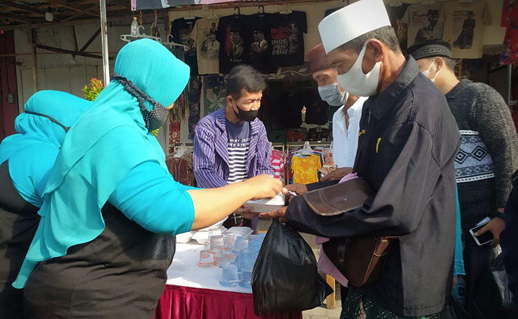 Kupatan, Pedagang dan Warga Sekitar Makam Bung Karno Bagikan Ketupat Gratis ke Wisatawan