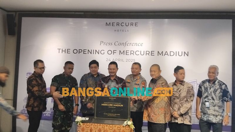 Penandatanganan prasasti sebagai tanda mulai betoperasinya Mercure Madiun oleh Wali Kota Madiun. Foto: Hendro Suhartono/BANGSAONLINE