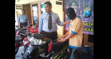 Pelaku begal yang tertangkap dan dikeler petugas kepolisian Polres Tuban. (Suwandi/BANGSAONLINE)