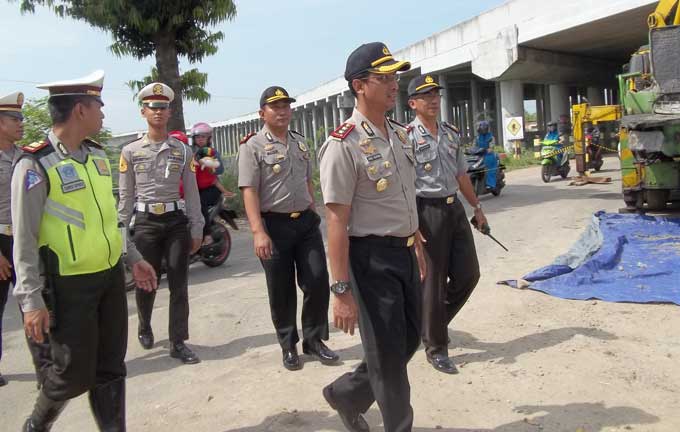 Kapolres Nganjuk AKBP Joko Sadono bersama jajaran, saat meninjau persiapan jalur alternatif jelang mudik lebaran 2017. foto: BAMBANG DJ/ BANGSAONLINE