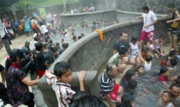 SEPI - Kolam air panas Padusan Pacet Rabu (22/7) kemarin. (gunadhi/BANGSAONLINE)