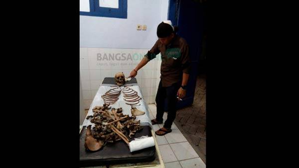 Tengkorak yang ditemukan di tengah hutan. foto: eki nurhadi/ BANGSAONLINE