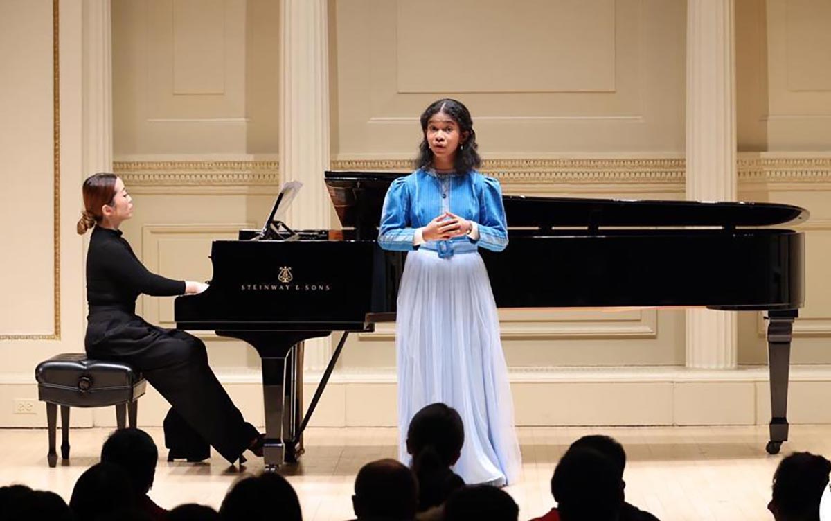 Beatrice Jean Consolata Gobang, pelajar SMP asal Indonesia, saat tampil di Carnegie Hall, New York City (NYC), Amerika Serikat.