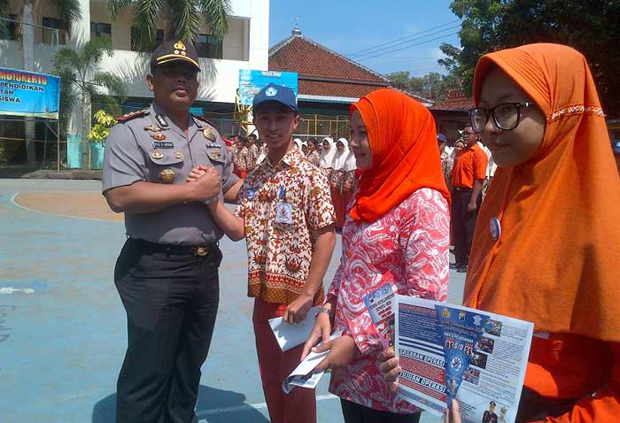 Kapolresta saat memberikan pin keselamatan . foto: Soffan/ bangsaonline.com 