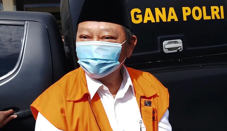 Bupati Sidoarjo, H. Saiful Ilah turun dari mobil tahanan menuju Pengadilan Tipikor Surabaya, Juanda.