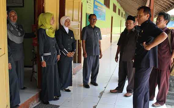 Sidak anggota komisi D DPRD Nganjuk di SDN Banaran Kecamatan Bagor.foto: soewandito/BANGSAONLINE