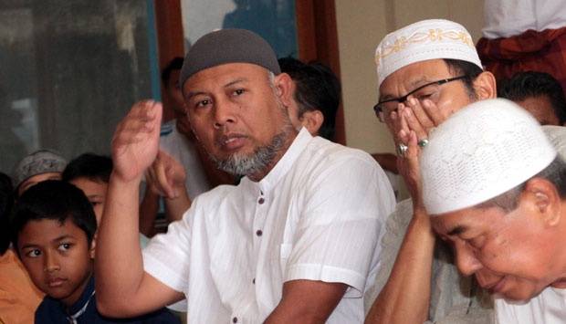 Bambang Widjojanto (BW) usai salat Dzuhur berjamaah di Masjid Annur, Depok, Jabar, 24 Januari 2015. TEMPO/M IQBAL ICHSAN