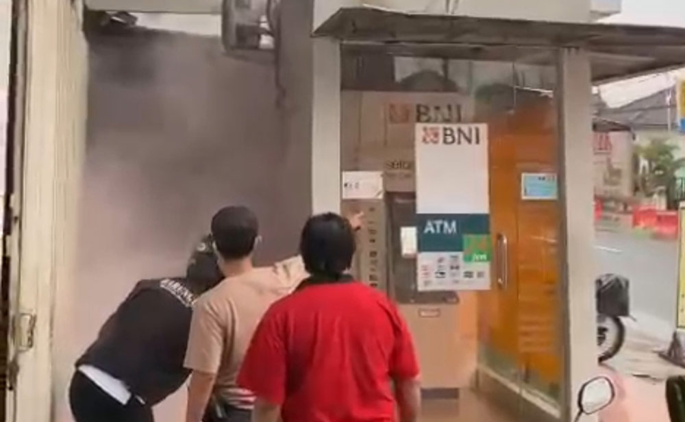Petugas menunjukkan meteran listrik yang terbakar.