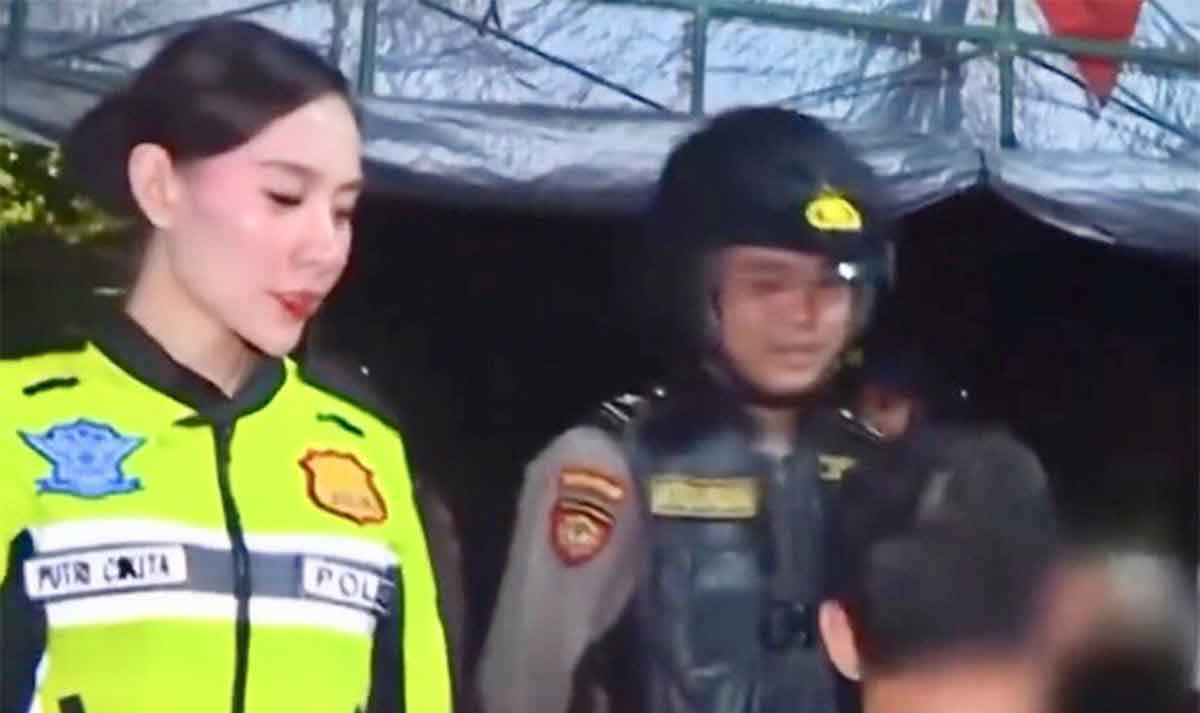 Tangkapan layar Polwan Polrestabes Surabaya saat menegur masyarakat dan viral di media sosial.