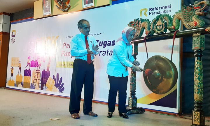 TABUH GONG: Kakanwil DJP Jatim II Lusiani saat Kick Off perubahan tugas dan fungsi KPP Pratama, Senin (2/3). foto: MUSTAIN/ BANGSAONLINE