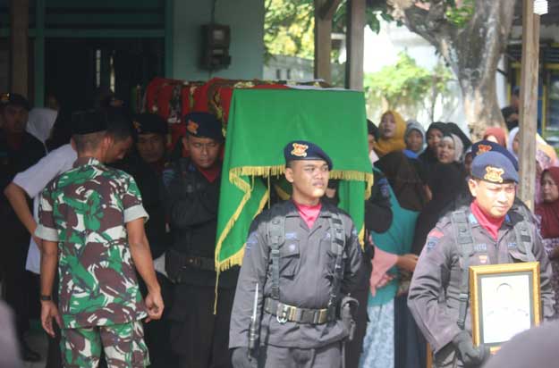 Proses pemakaman Bripka Teguh. foto: SUWANDI/ BANGSAONLINE