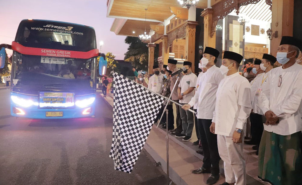 Bupati Aditya Halindra Faridzky (pegang bendera) saat memberangkatkan Ratusan Jemaah Calon Haji (JCH) asal Kabupaten Tuban ke Asrama Haji Surabaya, Jumat (3/6/2022).