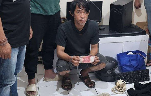 Pelaku saat diamankan Satreskrim Polres Gresik beserat barang bukti yang digunakan untuk memproduksi uang palsu. dok. Polres Gresik