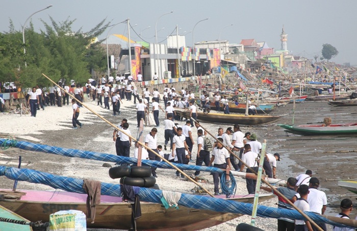 Para Prajurit Koarmada II saat membersihkan Pantai Kenjeran Surabaya.