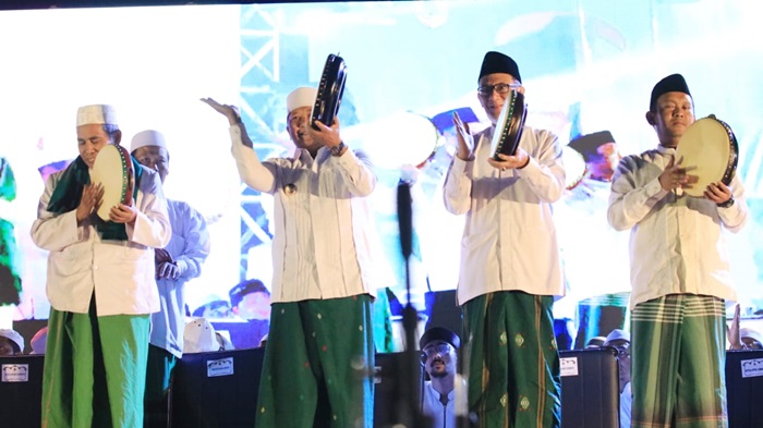 Dari kanan: Ketua DPRD Itqon Syauqi, Wabup Gus Firjoun, Bupati Hendy selaku warga NU, turut mengikuti Jember Berselawat pada"Kick Off 1 Abad NU yang digelar di Alun-Alun Jember.